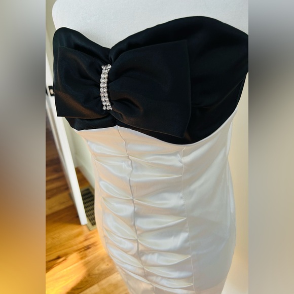 Black and Cream Strapless Dress with bow 
Holiday 80s glam girl vintage dress - Picture 2 of 10